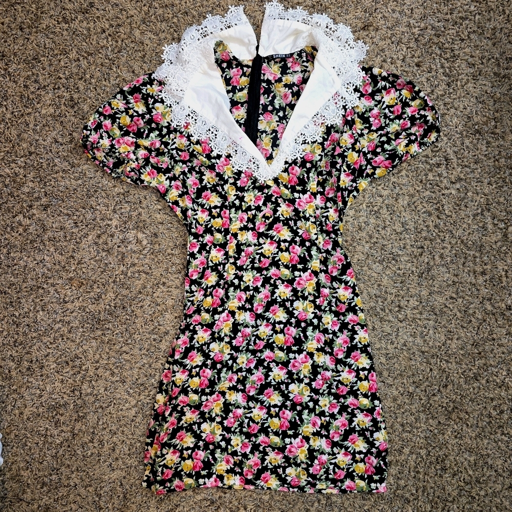 Floral Puff Sleeve Dress with Lace Collar, Medium – Vintage Cottagecore - Picture 2 of 5